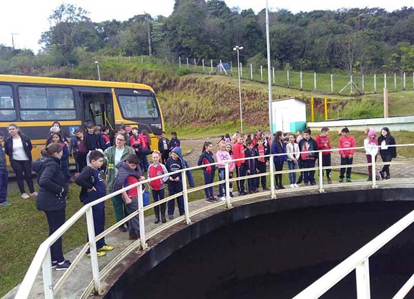 Alunos de escola municipal se empolgam com visita das mascotes do