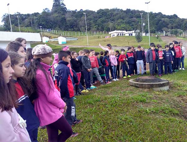 Alunos de escola municipal se empolgam com visita das mascotes do