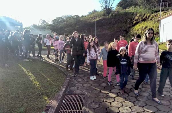 Alunos de escola municipal se empolgam com visita das mascotes do